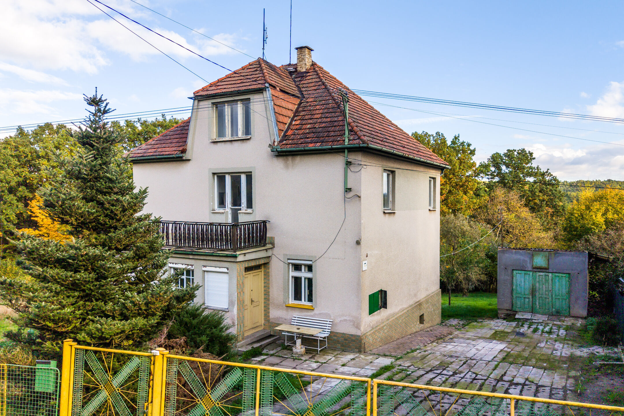 Prostorn&yacute; rodinn&yacute; dům se zahradou v Zdemyslic&iacute;ch, 200 m2