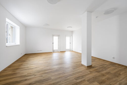 Kancel&aacute;ře s parkovac&iacute;m st&aacute;n&iacute;m, možn&yacute; odpočet DPH, 89 m2