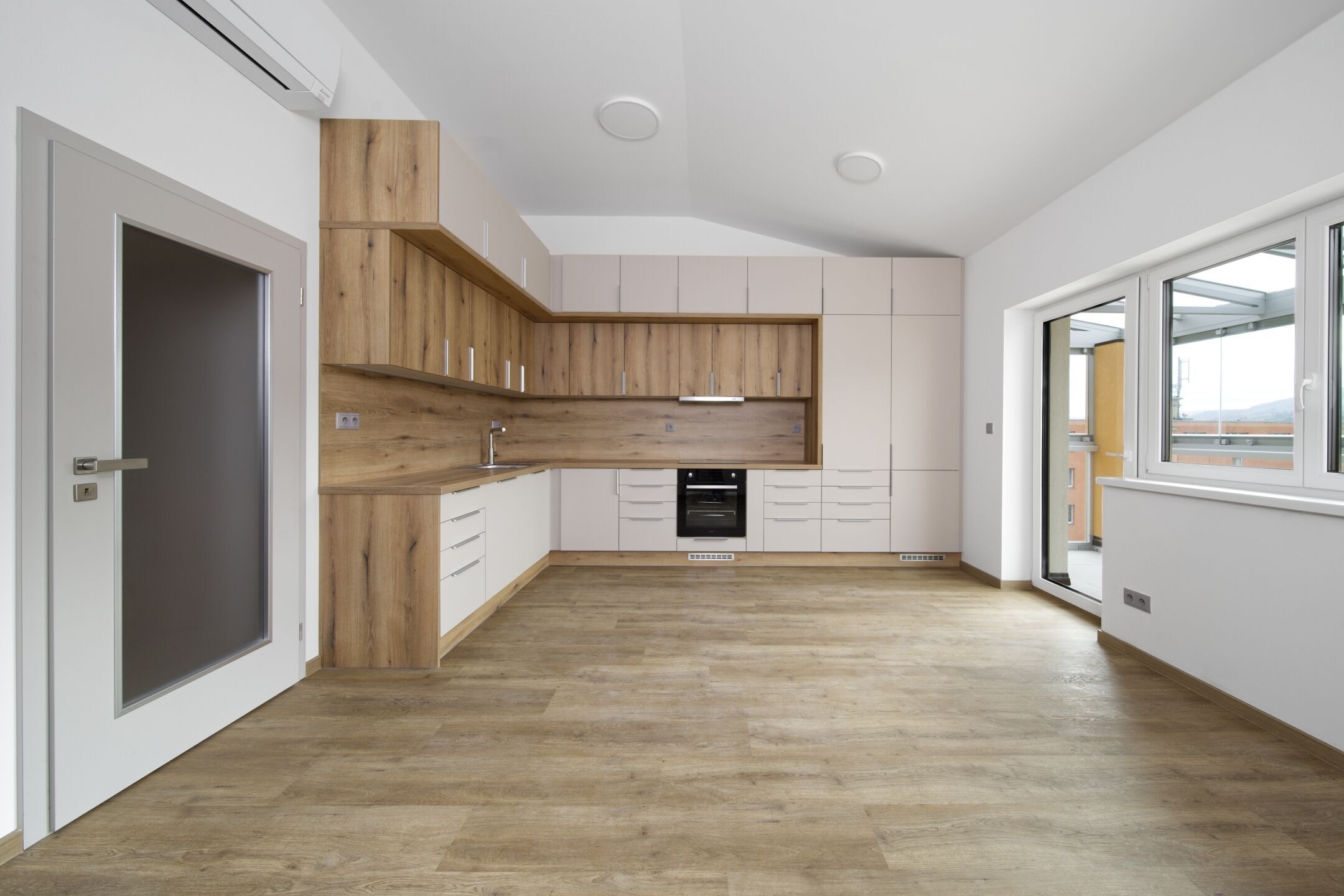 Nadstandardn&iacute; byt 3+kk se zasklenou lodži&iacute; a parkovac&iacute;m st&aacute;n&iacute;m, 71 m2