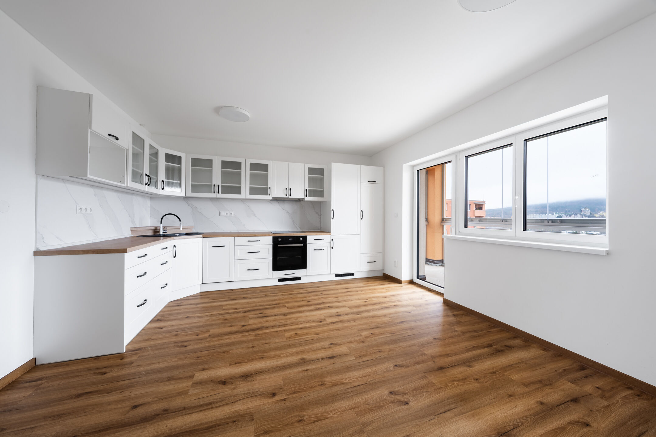 Prostorn&yacute; byt 3+kk se zasklenou lodži&iacute; a parkovac&iacute;m st&aacute;n&iacute;m, 71 m2