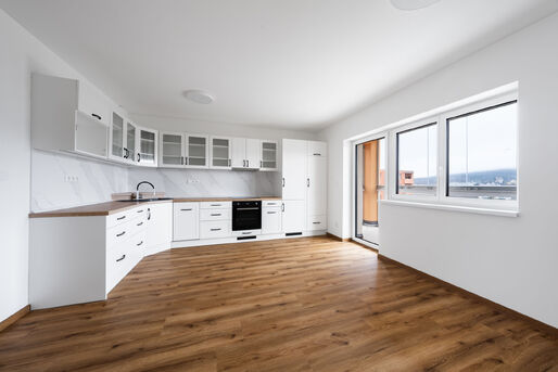 Prostorn&yacute; byt 3+kk se zasklenou lodži&iacute; a parkovac&iacute;m st&aacute;n&iacute;m, 71 m2