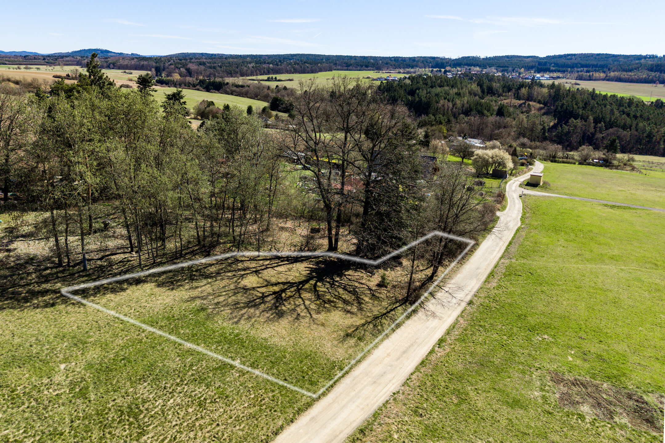 Pozemek na klidn&eacute;m okraji obce Tym&aacute;kov, 937 m2