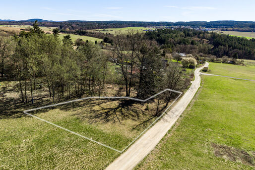 Pozemek na klidn&eacute;m okraji obce Tym&aacute;kov, 937 m2