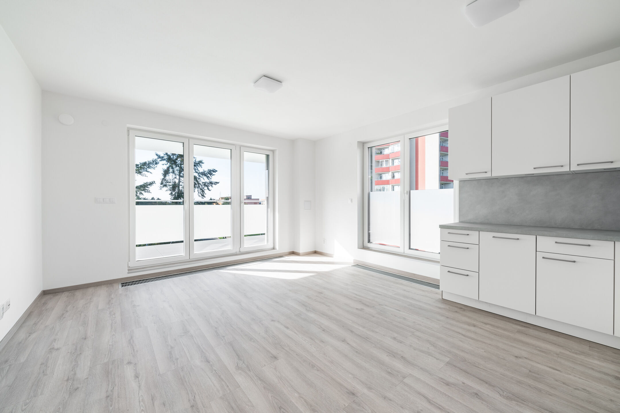 Nov&yacute; byt 2+kk s balkonem a parkovac&iacute;m st&aacute;n&iacute;m, 47 m2