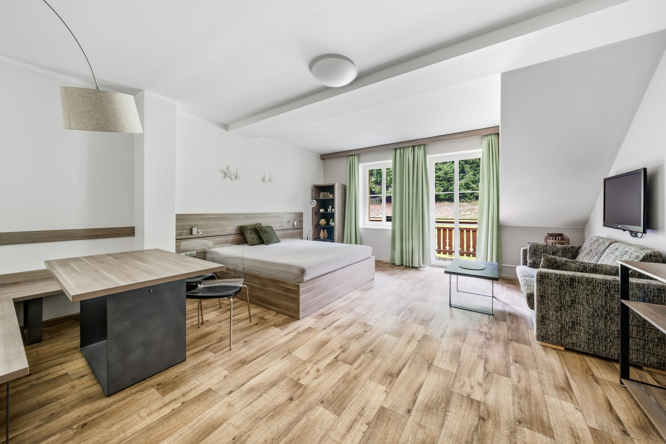 Zař&iacute;zen&yacute; horsk&yacute; byt s balkonem a parkovac&iacute;m st&aacute;n&iacute;m, 40 m2