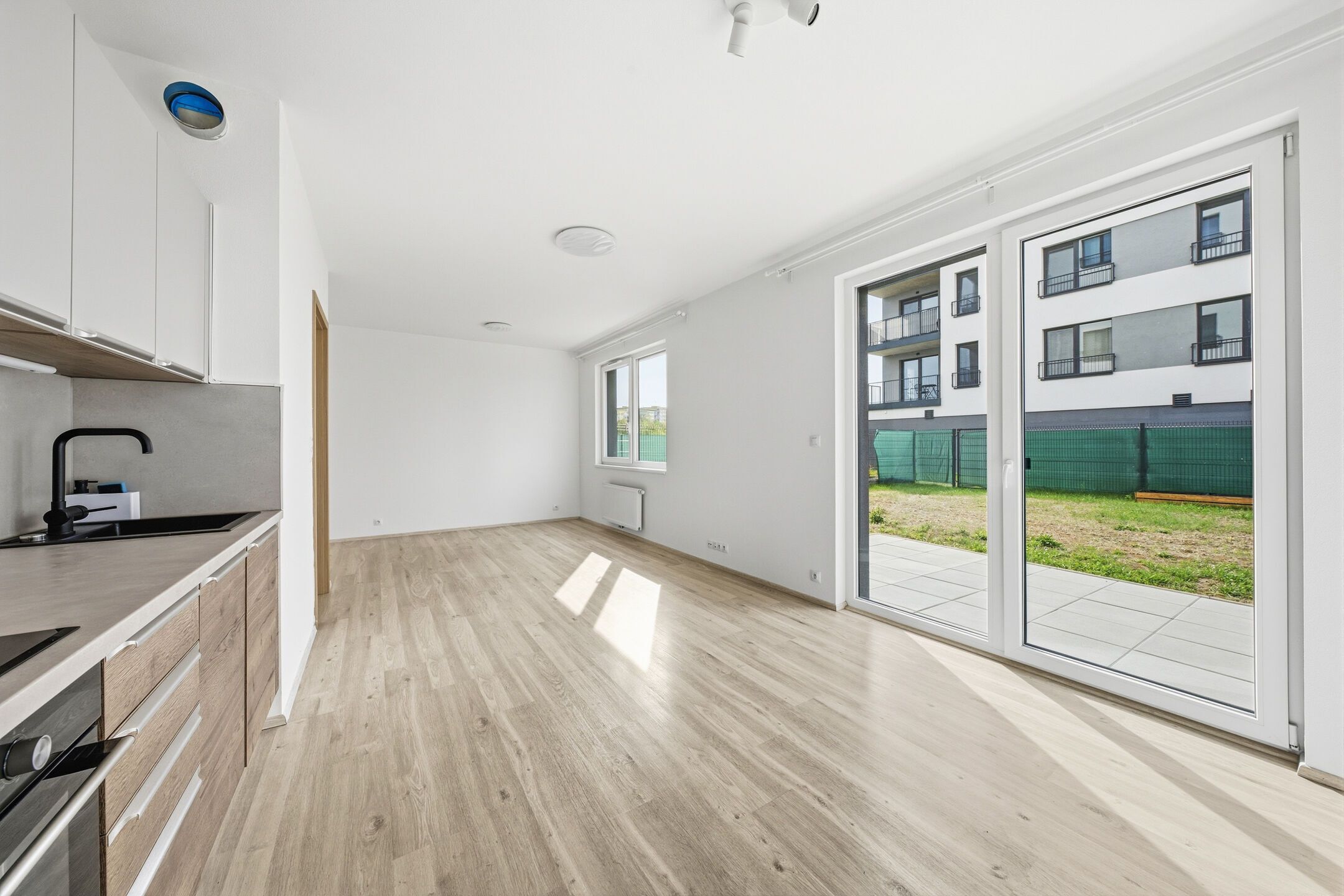 Prostorn&yacute; byt 1+kk s terasou a předzahr&aacute;dkou, 41 m2