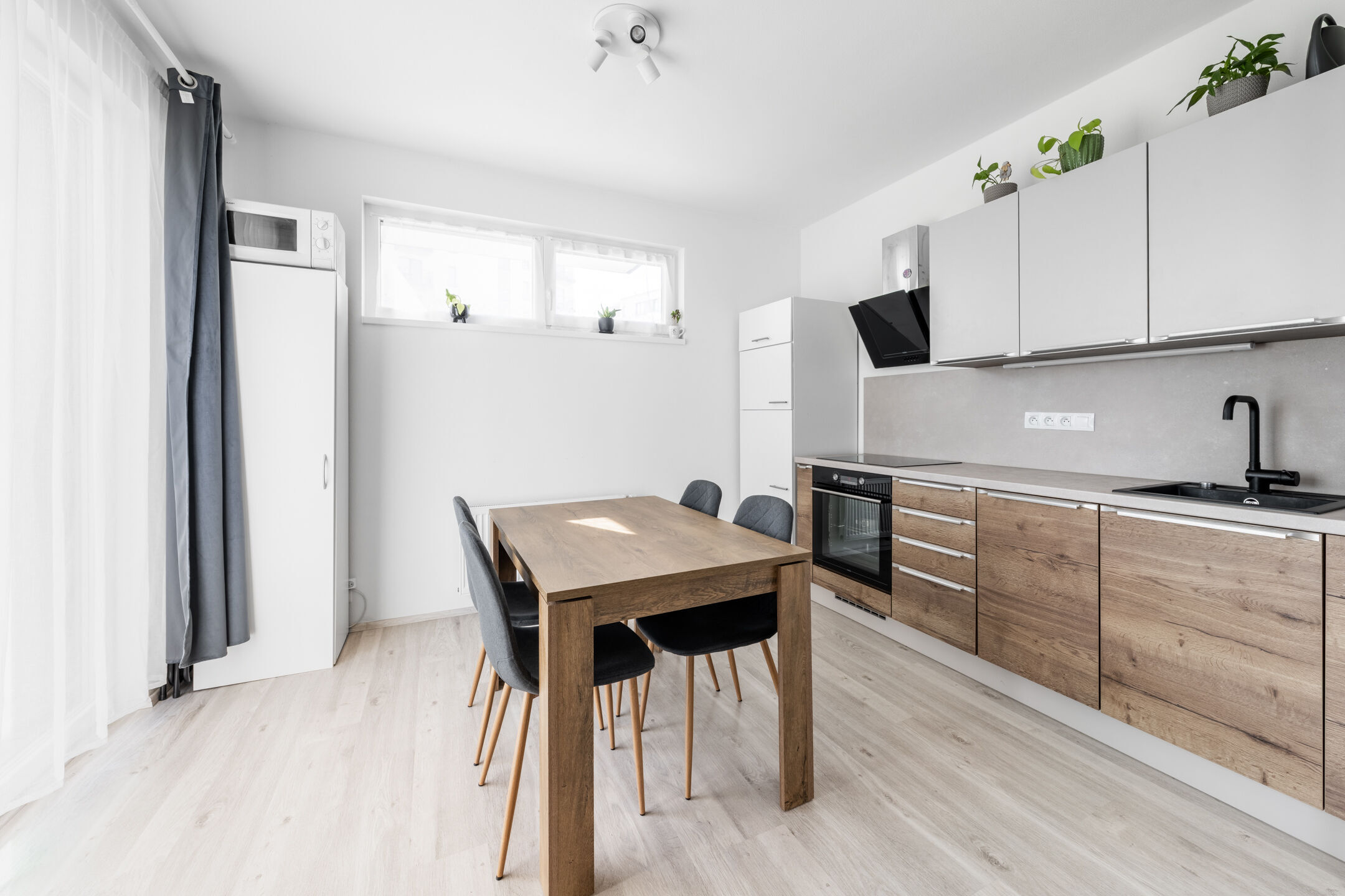 Prostorn&yacute; byt 1+kk s terasou a předzahr&aacute;dkou, 41 m2