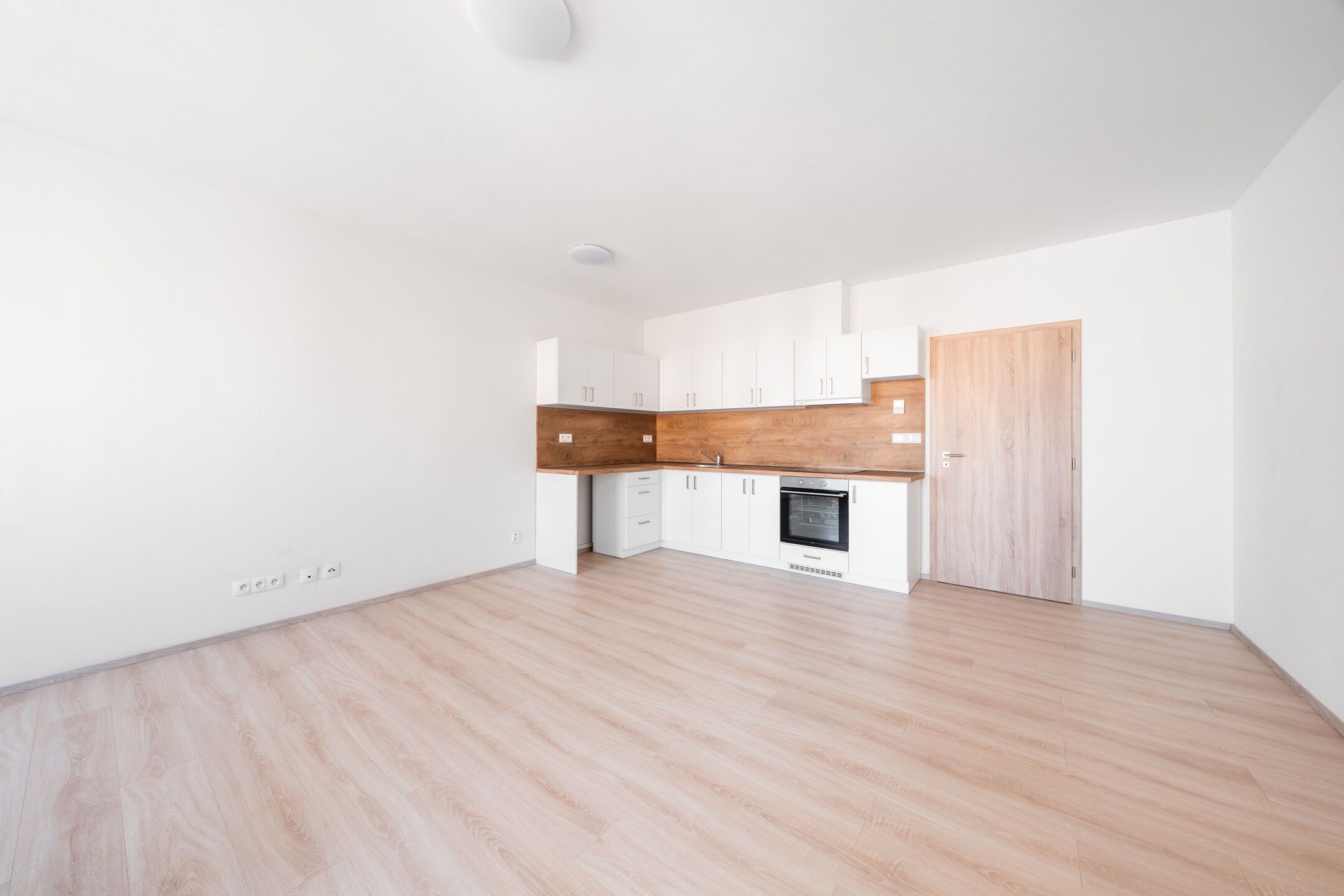 Prostorn&yacute; byt 3+kk s lodži&iacute; a gar&aacute;žov&yacute;mi st&aacute;n&iacute;mi, 68 m2