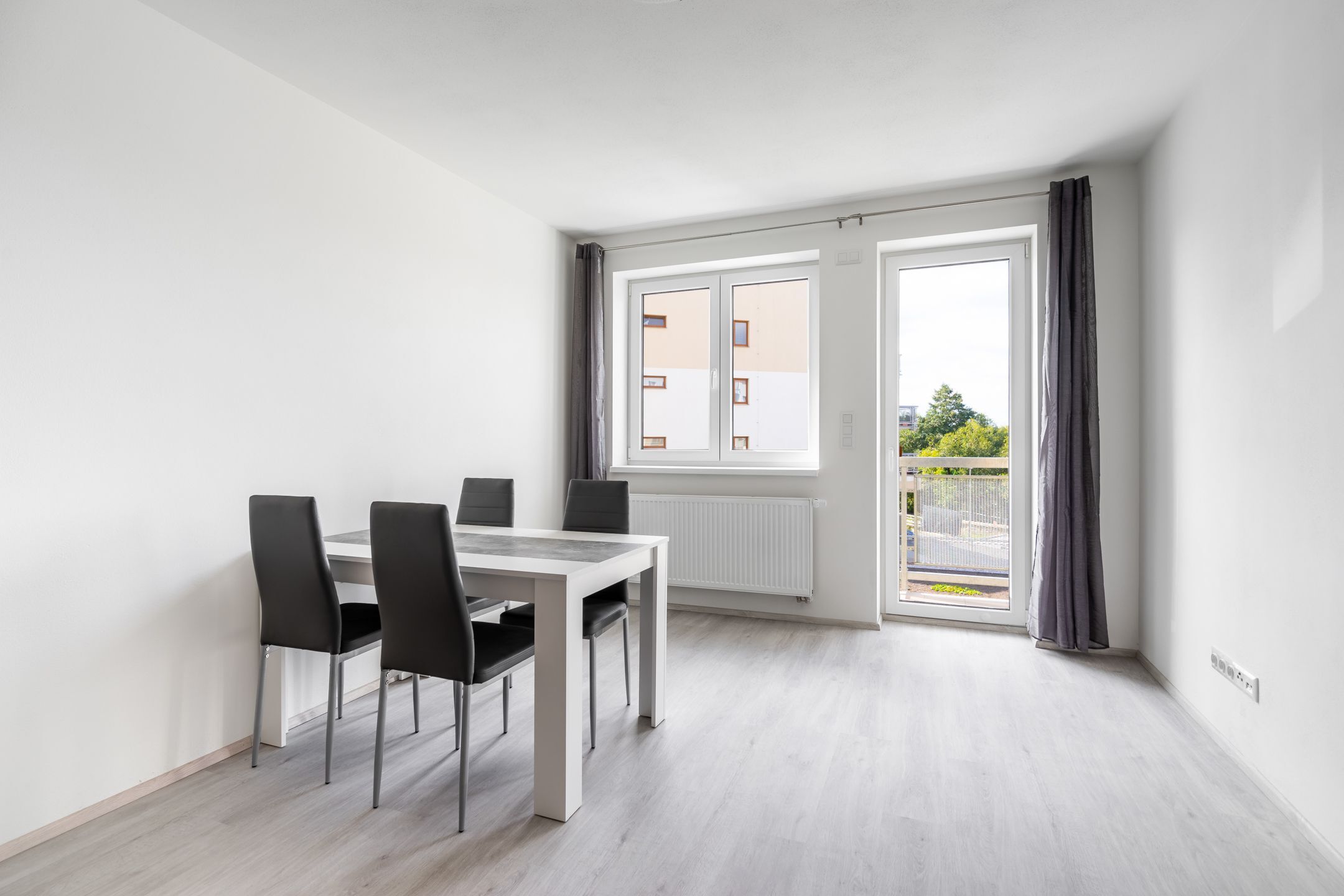 Prostorn&yacute; byt 2+kk s balkonem a gar&aacute;žov&yacute;m st&aacute;n&iacute;m, 51 m2