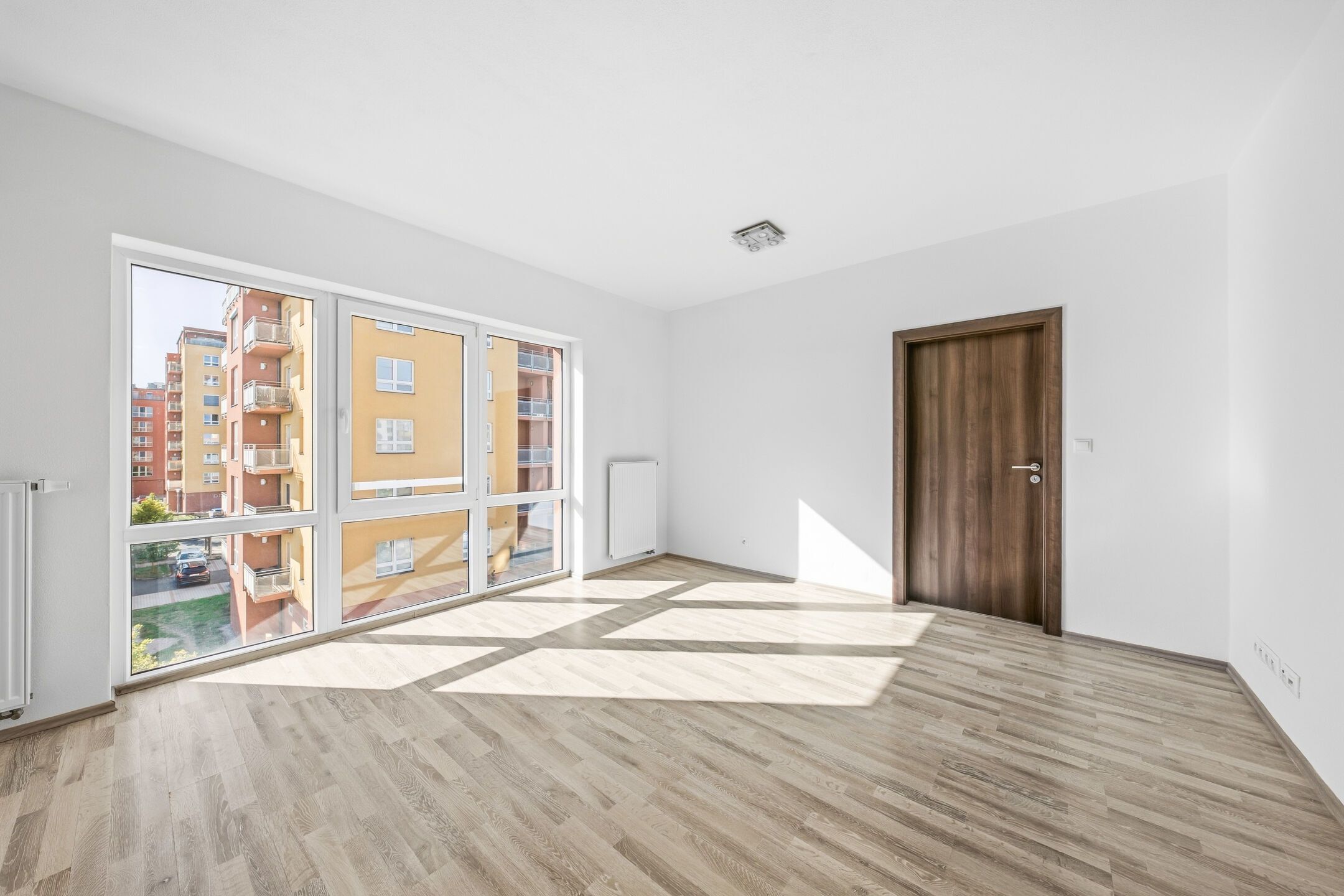 Pron&aacute;jem bytu 2+kk s balkonem a parkovac&iacute;m st&aacute;n&iacute;m, 47 m2