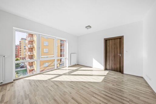 Pron&aacute;jem bytu 2+kk s balkonem a parkovac&iacute;m st&aacute;n&iacute;m, 47 m2